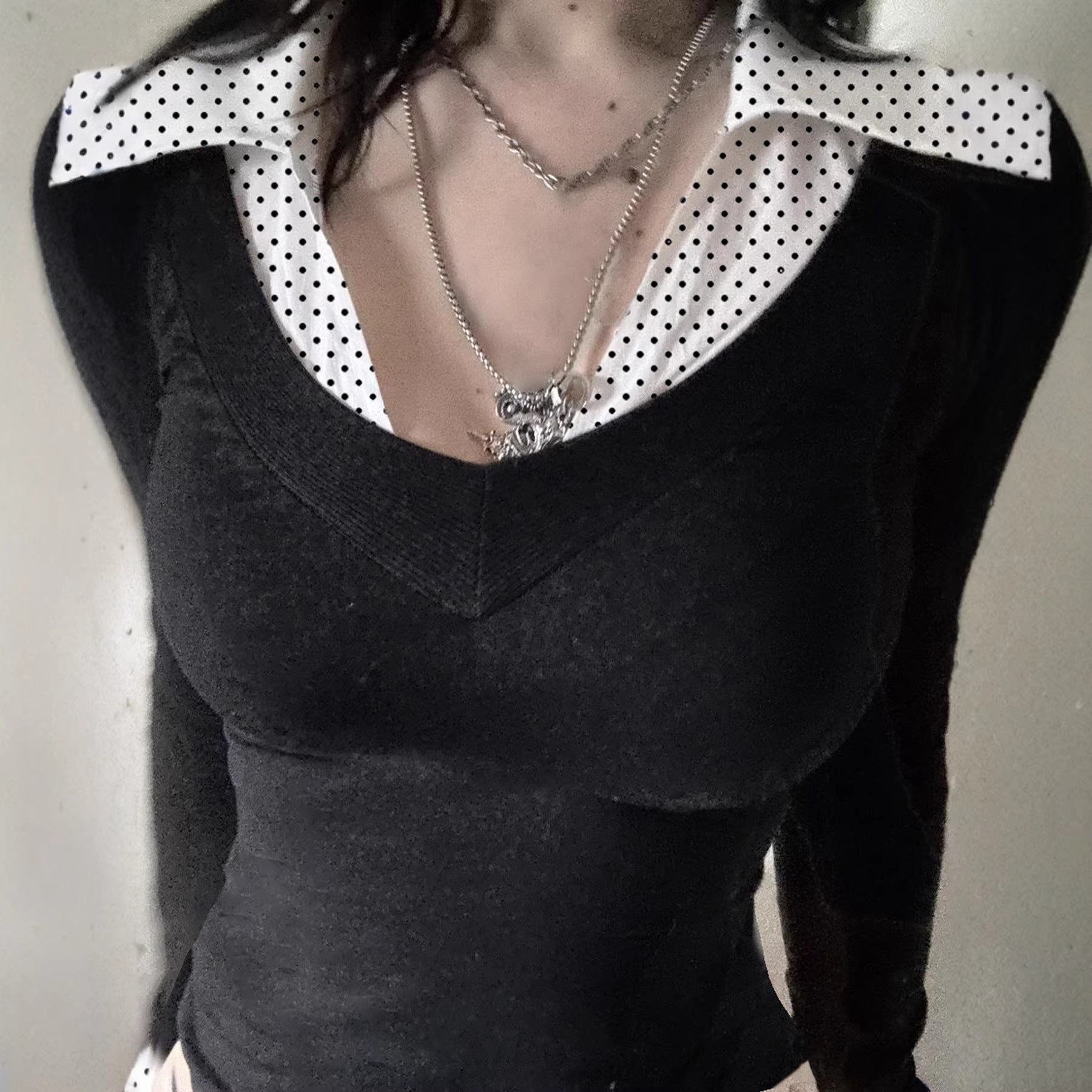 American Collegiate-style Long-sleeve Shirt With A Notched Collar And A Bold Print