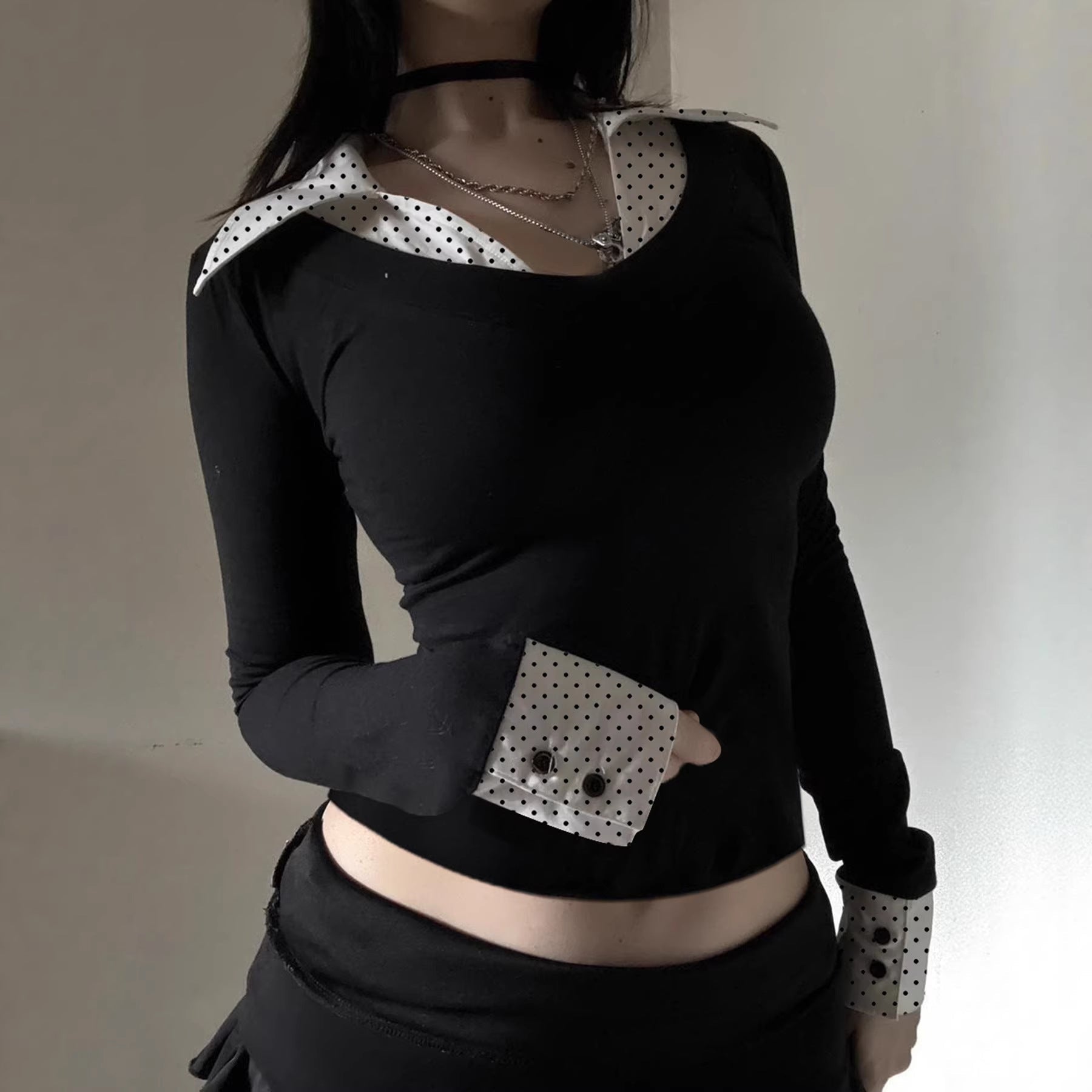 American Collegiate-style Long-sleeve Shirt With A Notched Collar And A Bold Print