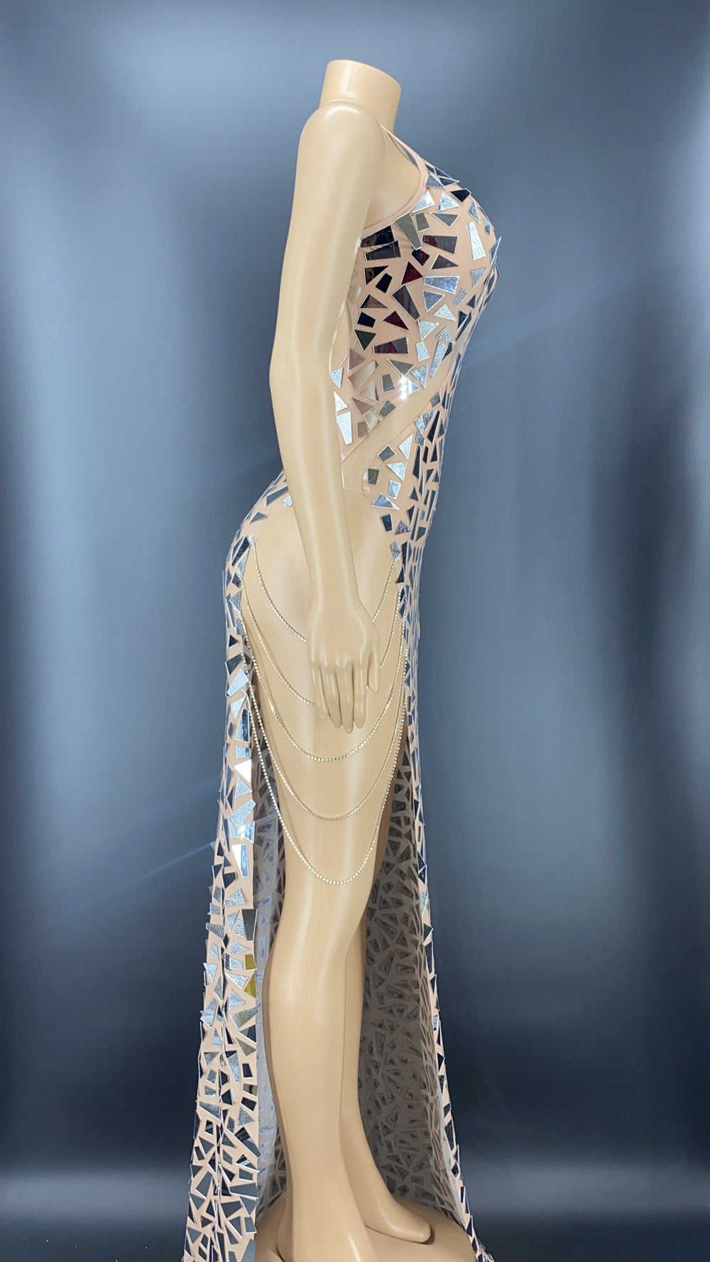 Robe de soirée sexy sans manches dos nu avec col montant et fente haute "Shining Mirrors"