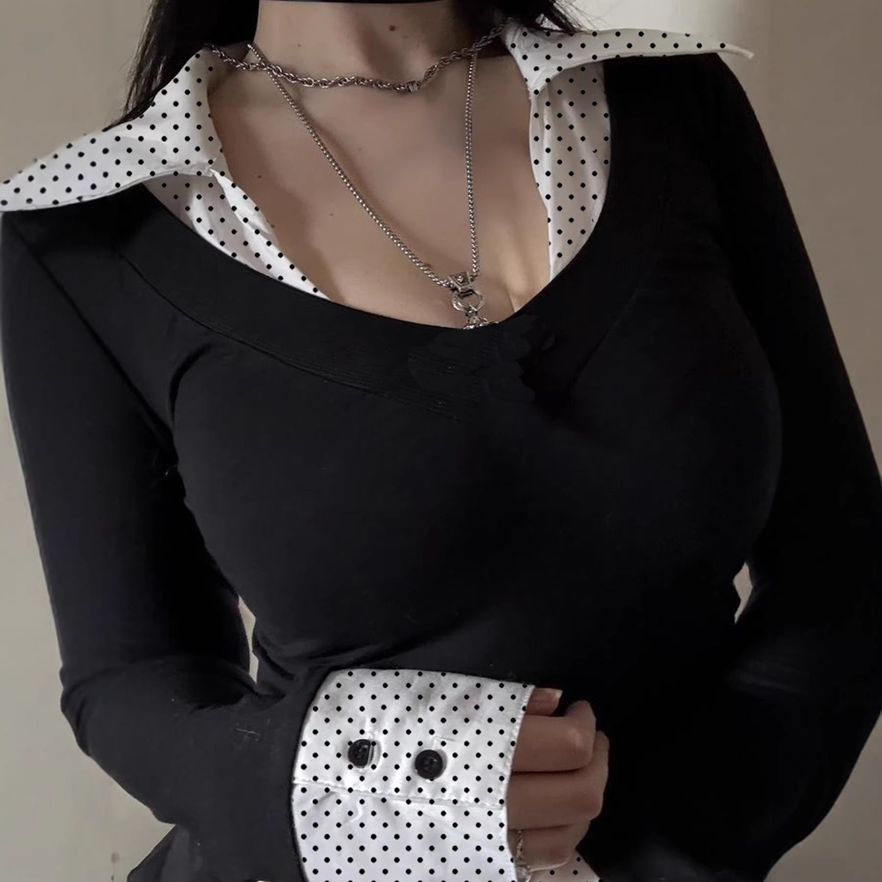 American Collegiate-style Long-sleeve Shirt With A Notched Collar And A Bold Print