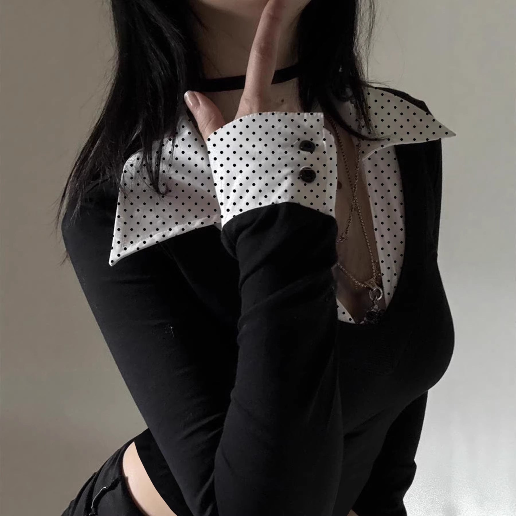 American Collegiate-style Long-sleeve Shirt With A Notched Collar And A Bold Print