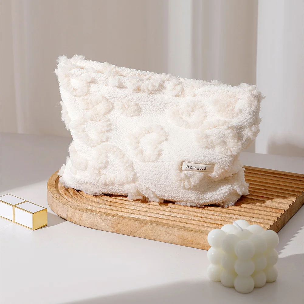 Heart-Shaped Plush Makeup Bag Travel Cosmetic Pouch Portable Skincare Organizer Unscented Soft Faux Fur Toiletry Handbag