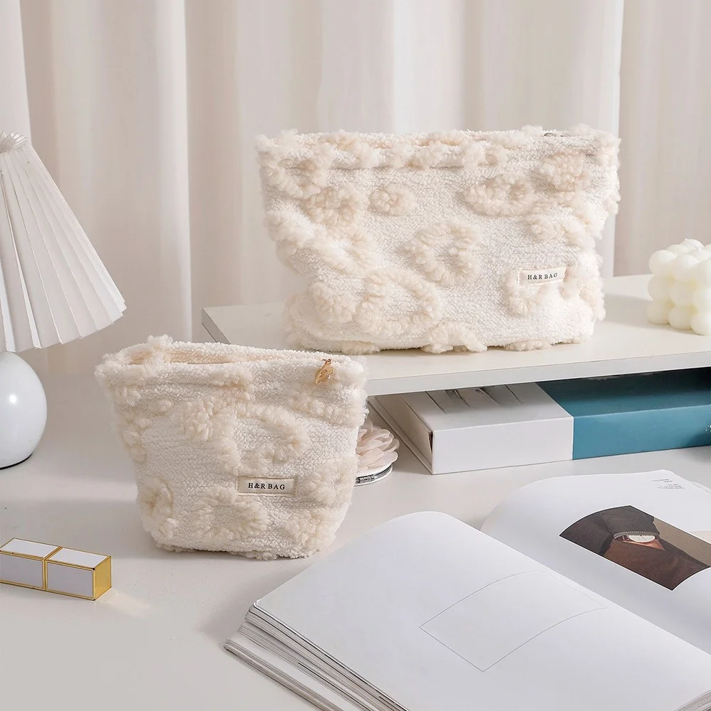 Heart-Shaped Plush Makeup Bag Travel Cosmetic Pouch Portable Skincare Organizer Unscented Soft Faux Fur Toiletry Handbag