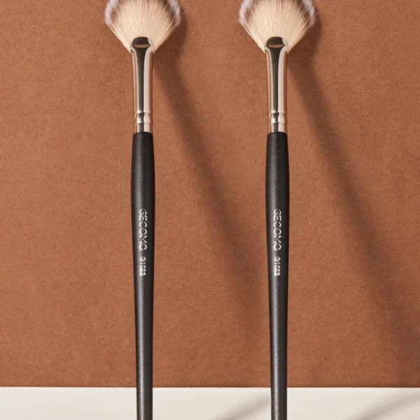 Powder blusher high gloss brush, soft hair, no powder, easy to apply makeup, novice powder blusher makeup brush, beauty tool