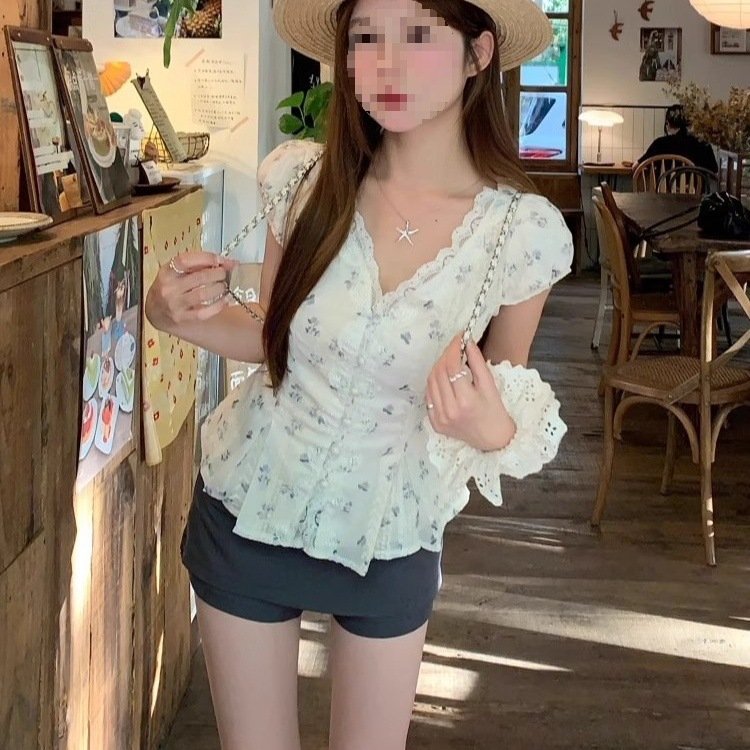 Embroidered Floral Cinched-waist Figure-flattering Top
